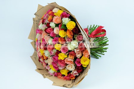 Букет роз 101 Радужная  роза купить в Москве недорого